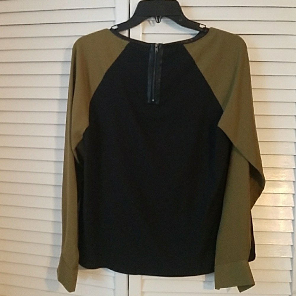 W118 Walter Baker Blouse w leather like trimming - Picture 2 of 2